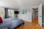 King suite, hardwood floors & flatscreen smart tv